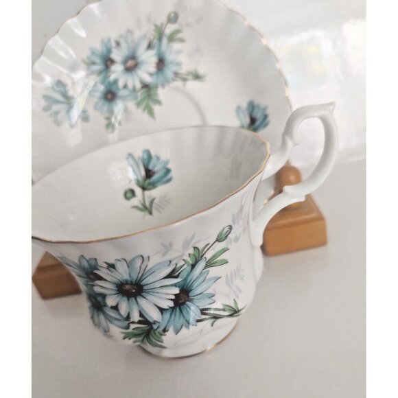 Royal Albert Montrose shape Cup and Saucer set Marguerite Pattern 1980's - Picture 4 of 16